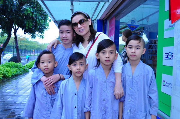 Khám phá tổ ấm nuôi dưỡng 18 đứa con của ca sĩ Phi Nhung